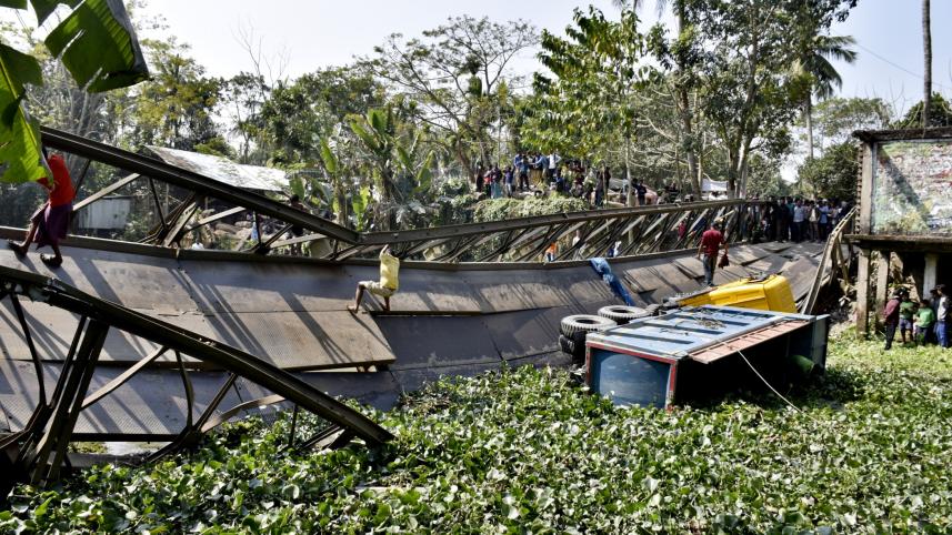 Steel bridge collapses Barishal.jpg