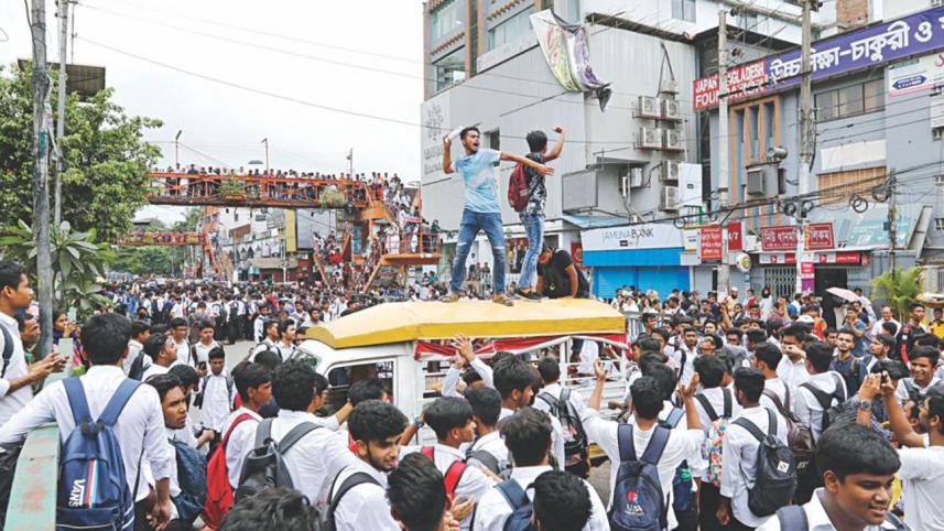 Students block Science Laboratory intersection in Dhaka