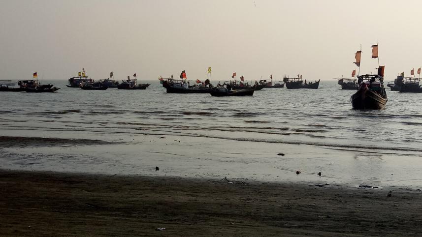 Tourists suffer Kuakata beach 2.jpg