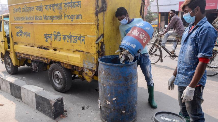Toxic medical waste Khulna 1.jpg