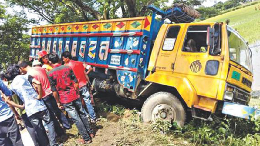 Brahmanbaria, road crash, road accident, Tank-Lorry workers, work abstention, strike, Bangladesh, Brahmanbaria District Tank-Lorry Federation