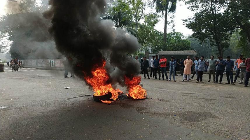 Tyres being burnt near the VC residence by Chhatra League men 