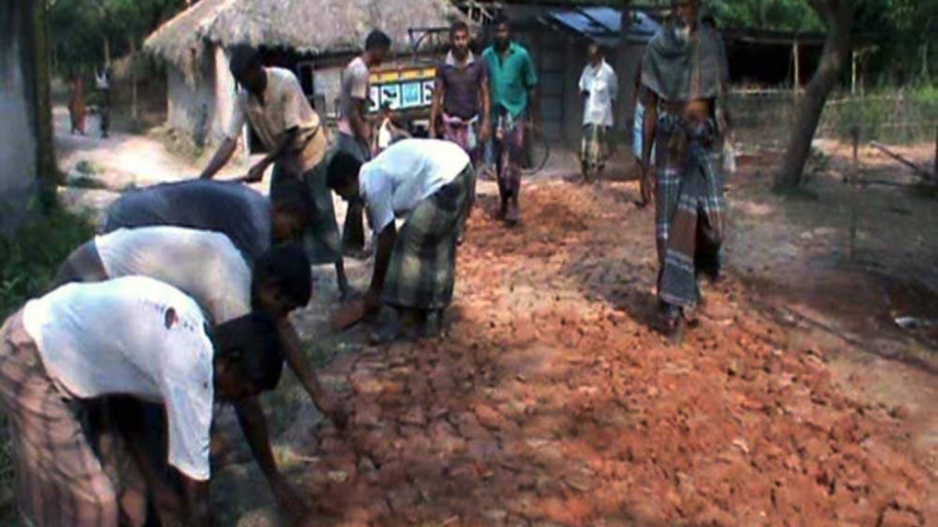Villagers voluntarily.jpg