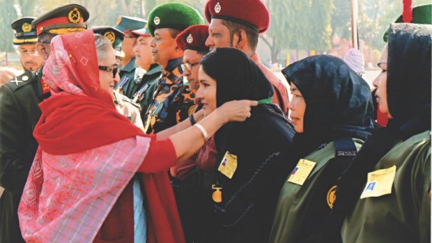 hasina-gives-medals-to-ansar.jpg