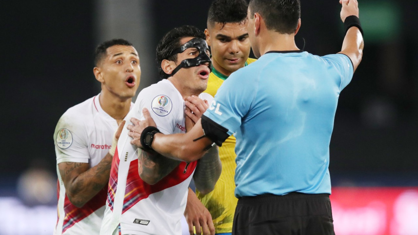 perus_gianluca_lapadula_remonstrates_with_referee_roberto_tobar_vargas_.jpg