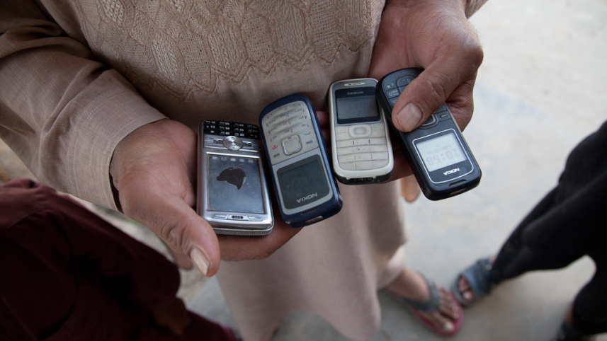 jan-chipcase-man-holding-phones-in-afghanistan.jpg
