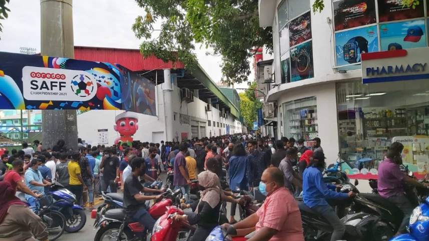 bangladesh_expatriates_looking_for_tickets_at_maldives.jpg