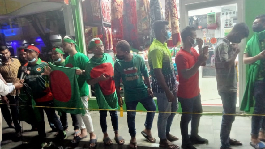 bangladesh_fans_outside_the_stadium.jpg