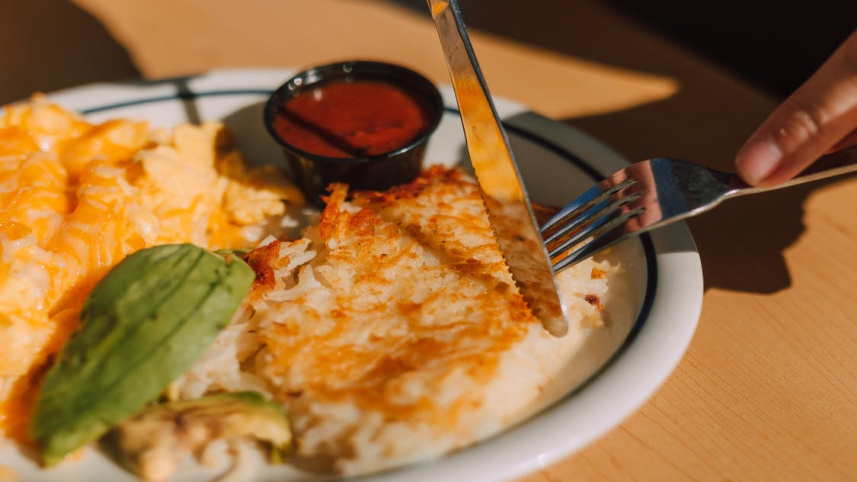 Use leftover rice to make 4 different and delicious snacks. 