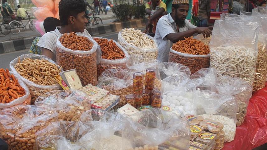 Shopping in traffic: Top 5 things to buy at a traffic signal in Dhaka