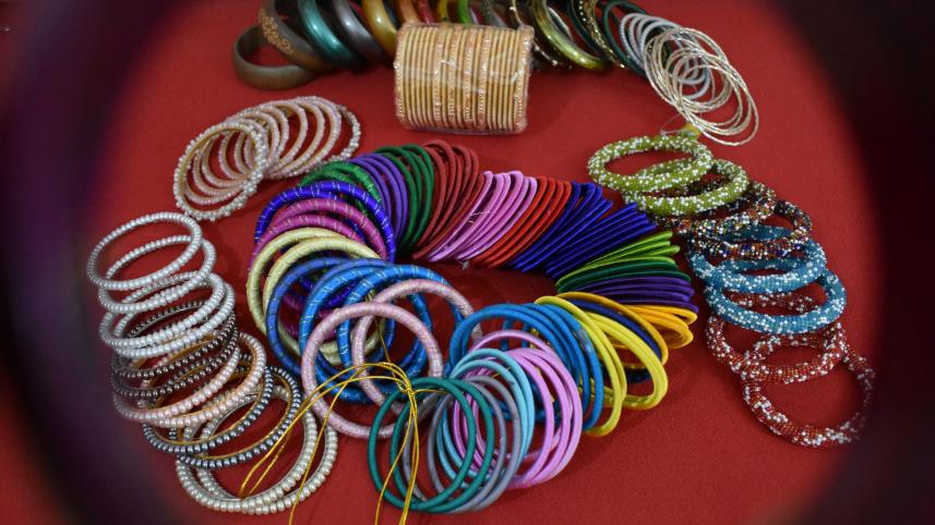 Shopping in traffic: Top 5 things to buy at a traffic signal in Dhaka