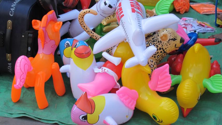 Shopping in traffic: Top 5 things to buy at a traffic signal in Dhaka