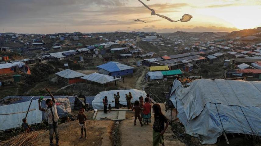 rohingya_refugee_children_fly_improvised_kites_at_the_kutupalong_refugee_camp_near_coxs_bazar_bangladesh_december_10_2017._reuters_damir_sagolj.jpg