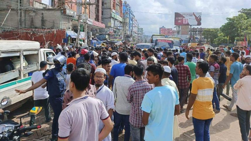 RMG workers block road