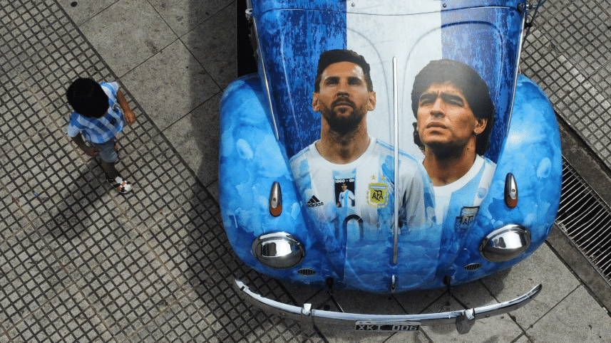 messi-maradona.gif