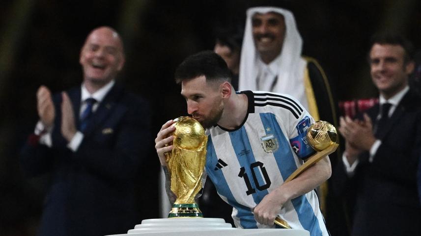 Messi kiss the cup