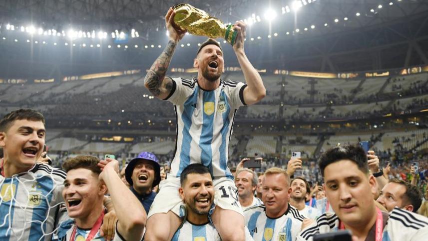 lionel_messi_argentina_trophy_121822.jpg