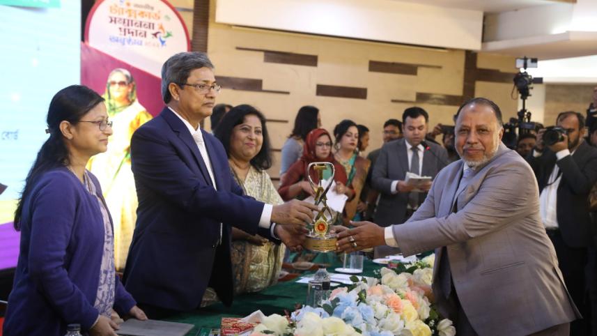 asm_nazrul_islam_head_of_corporate_affairs_and_tax_of_the_daily_star_receives_the_top_taxpayer_card_on_behalf_of_the_daily_star_editor_and_publisher_mahfuz_anam.jpeg