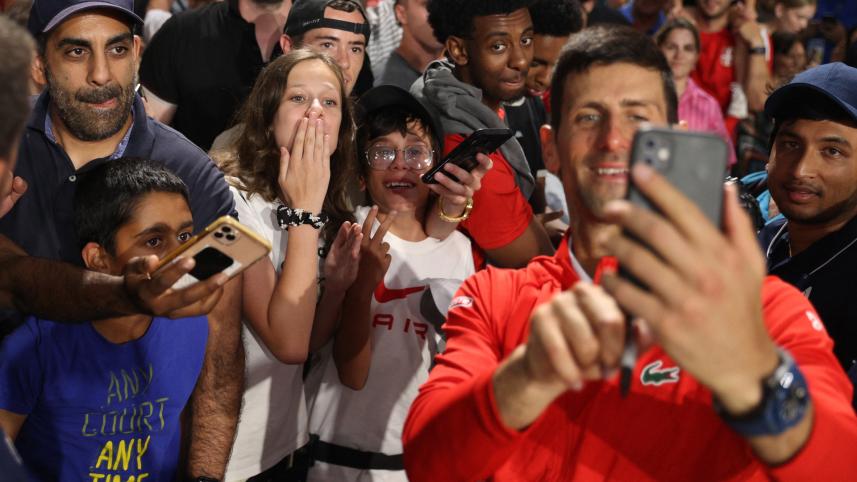 djokovic_with_fans.jpg