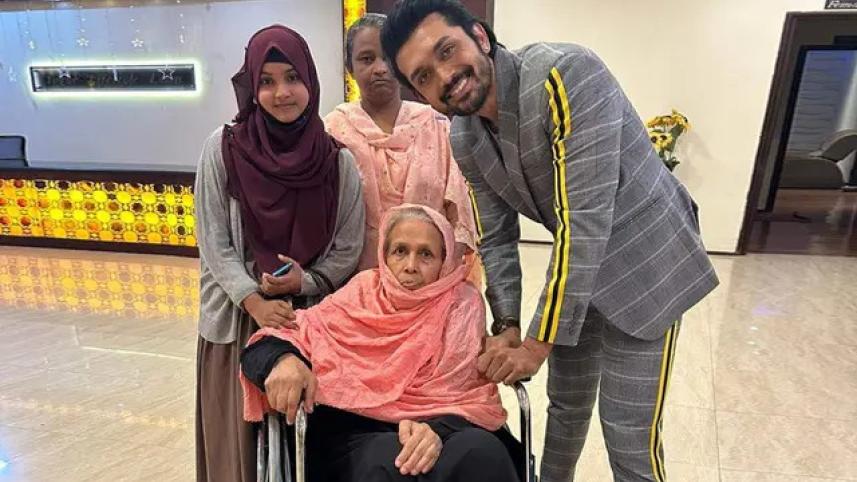 arifin shuvoo with his mother.jpg