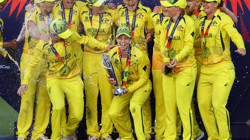 Australia captain Meg Lanning celebrates with teammates 