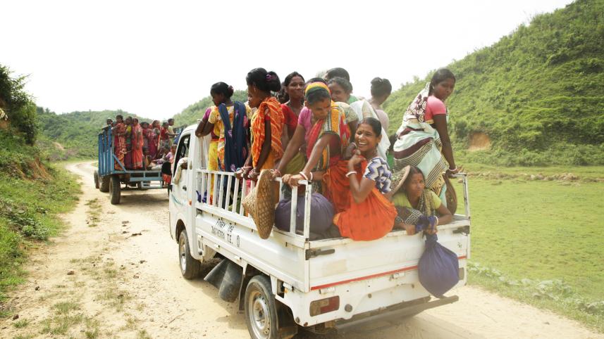 3._women_workers_in_tea_garden_trucks_heading_for_tealeaf_picking._photo._philip_gain.jpg