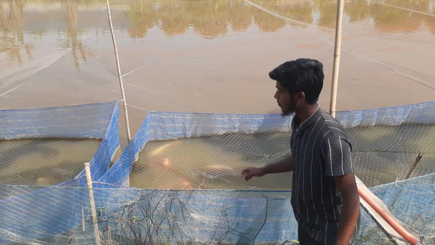 faridpur_school_boy_earning_well_from_aquarium_fish_farm_pic-02_1.jpg