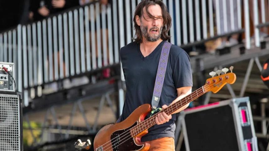 keanu-reeves-playing-bass-in-band-dogstar.jpg
