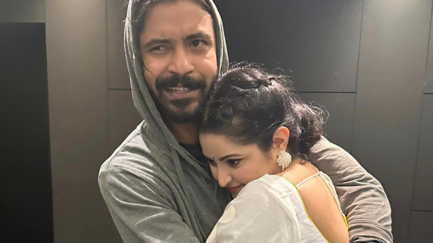 Pori Moni and Sariful Razz, 