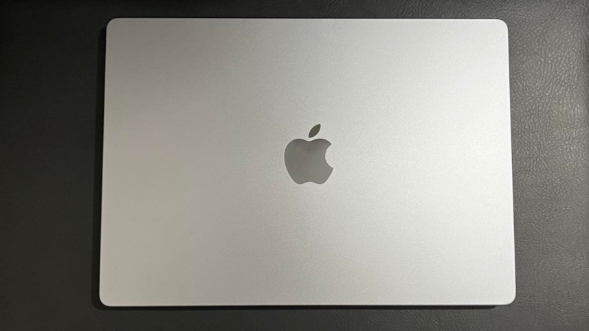 MacBook Pro M2 14-inch lid
