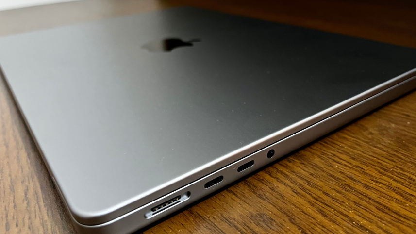 MacBook Pro M2 14-inch port