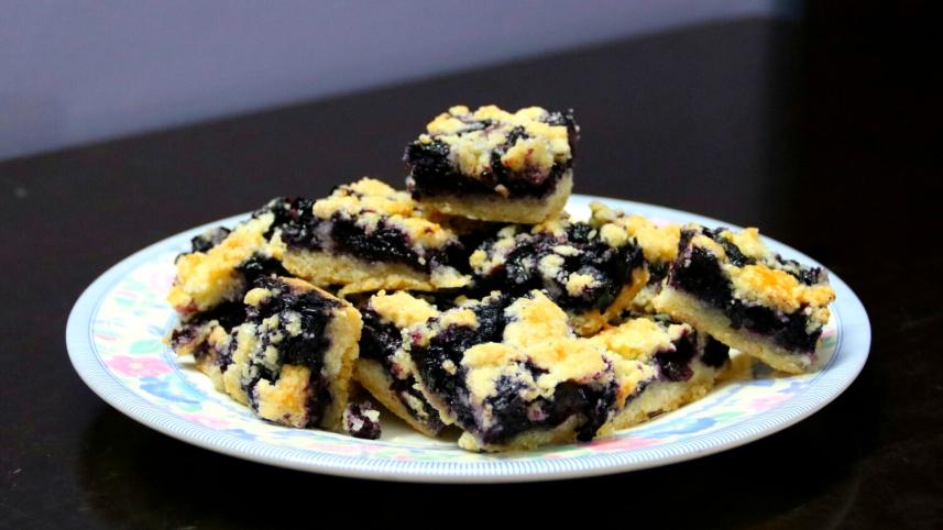 blueberry_crumb_bars From cupcakes to chicken: Unleashing jam's versatility in 4 delicious dishes