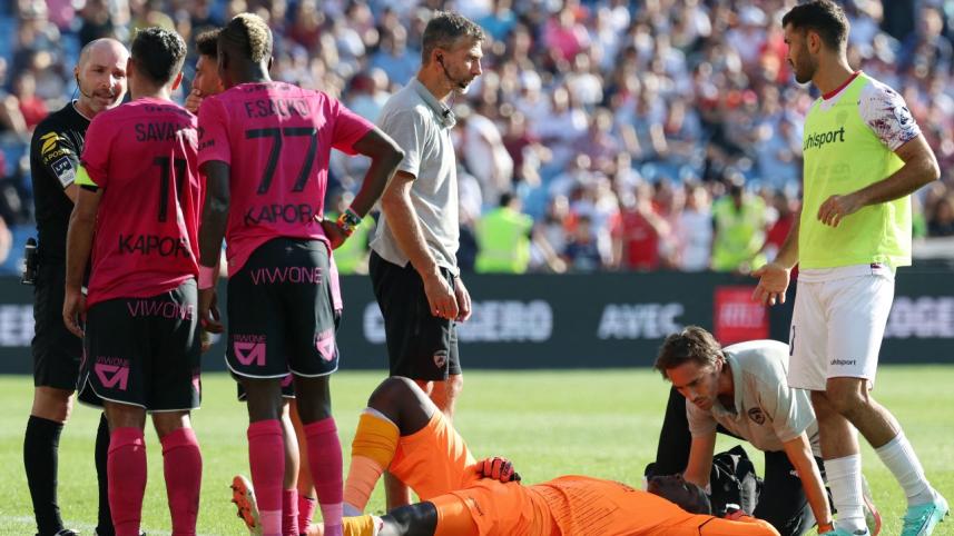 ligue_1_game_goalie_injured.jpg