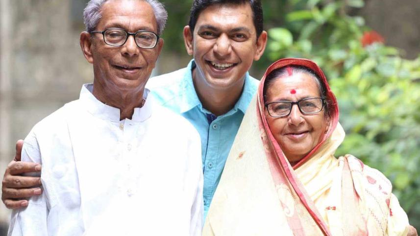 chanchal-chowdhury-with-his-parents-photo.jpg