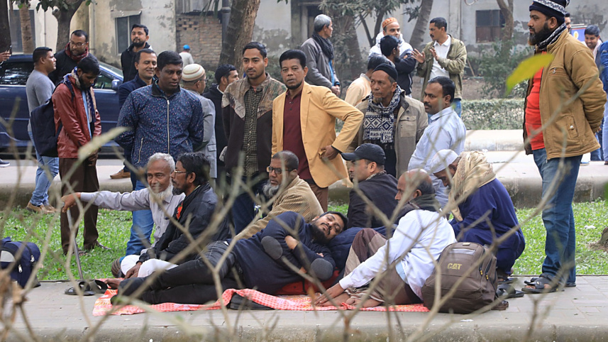 Several hundred BNP leaders and activists from different districts crowd the Supreme Court premises today (January 24, 2024) to seek anticipatory bail in cases filed over political violence. 