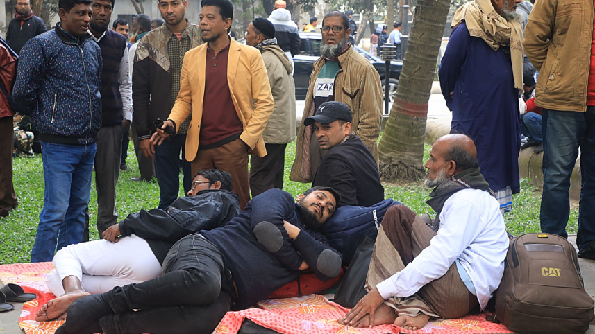 Several hundred BNP leaders and activists from different districts crowd the Supreme Court premises today (January 24, 2024) to seek anticipatory bail in cases filed over political violence. 