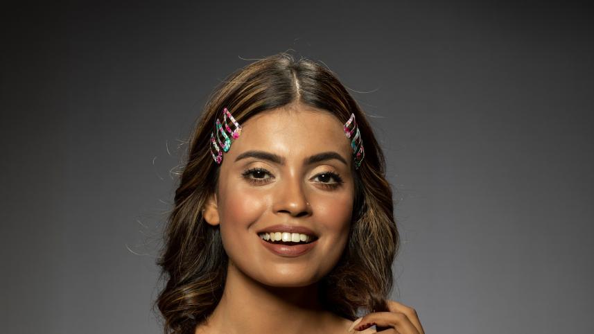 Turn heads with trendy hair clips this summer!