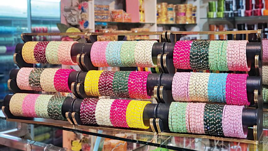 comeback of traditional glass bangles fashion