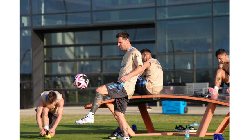 messi_trains_with_argentina.jpg