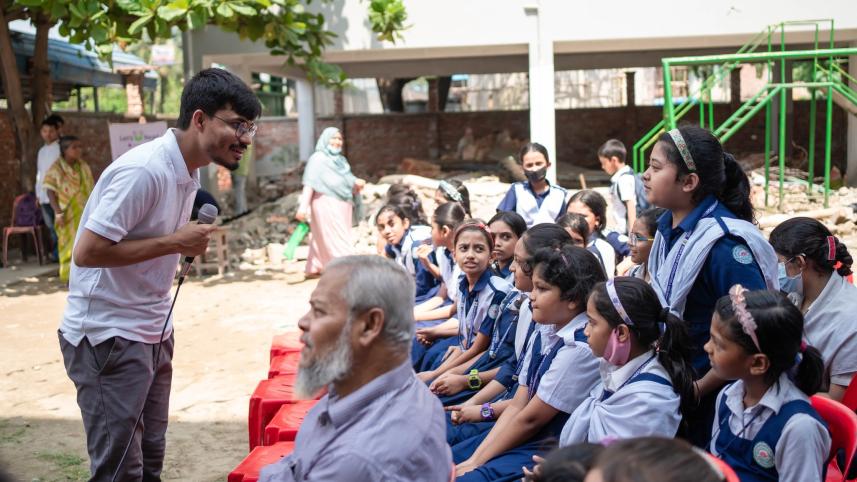 Campaign host talking to one of the students from the group.   