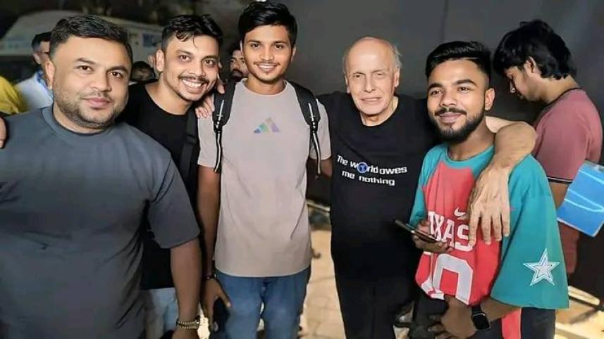 Mahesh Bhatt warmly welcomes Shakib Khan on set, sparking cross-border cinema talks
