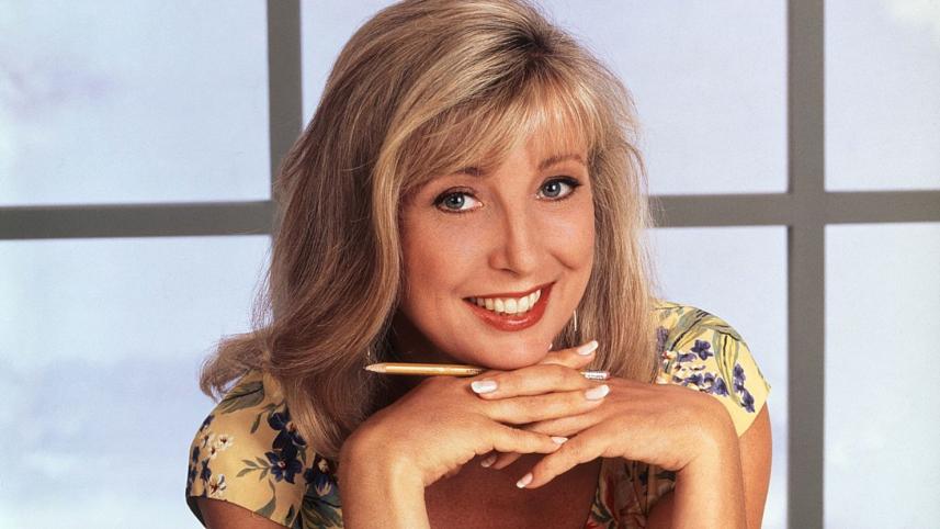 Lisa Kudrow, Teri Garr, Friends TV show, comedic genius, tribute, Phoebe Buffay, Phoebe’s mother, Hollywood stars, David Letterman, Michael Keaton, Steve Martin, NBC sitcom, acting legend, multiple sclerosis, guest appearance, Season 3 finale, The One at 