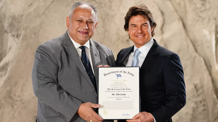 Tom Cruise receives US Navy’s top civilian award.png