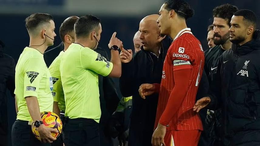 95150337-14393427-liverpool_boss_arne_slot_was_shown_a_red_card_by_referee_michael-a-1_1739446321929.jpg