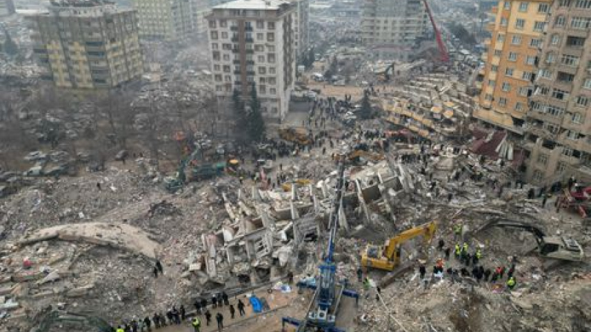 Quake death toll tops 22 000.jpg