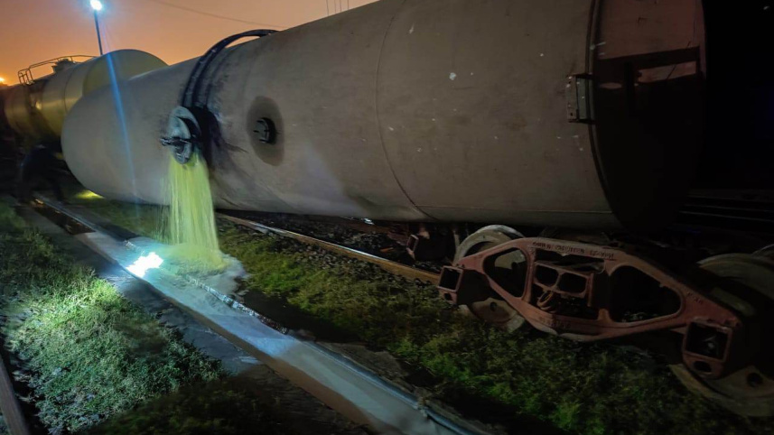 Oil tanker train derails.jpg