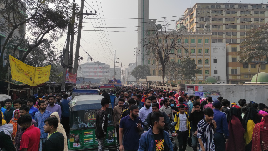 Factory closed without salary workers protest