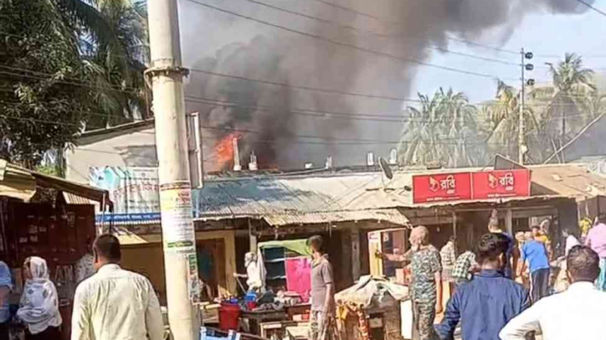 10 shops burnt in fired at Lama Yangcha Bazaar in Bandarban_1C.jpg