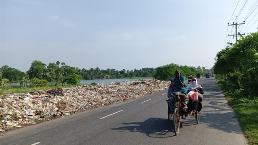 Huge Garbage piled up on the road at the entrance to Keshabpur Upazila town of Jashore.jpg