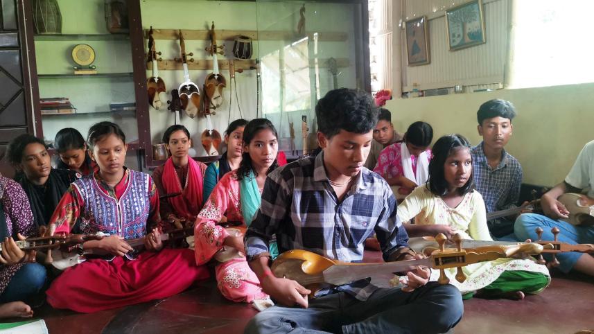 Mayer Tori teaching folk songs to northern children_9f42.jpg